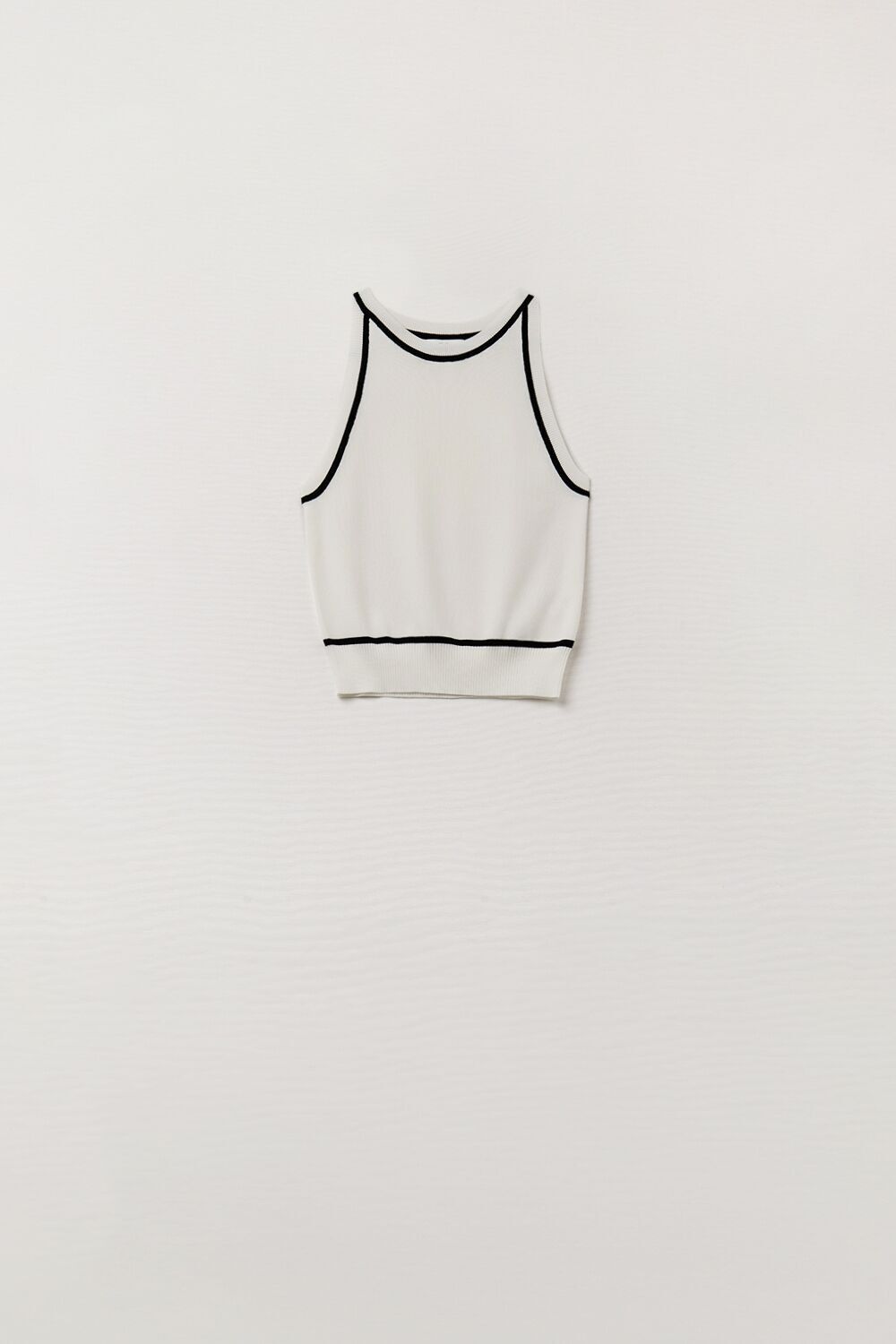 Sleeveless Sweater In White Featuring Black Lines On The Outside