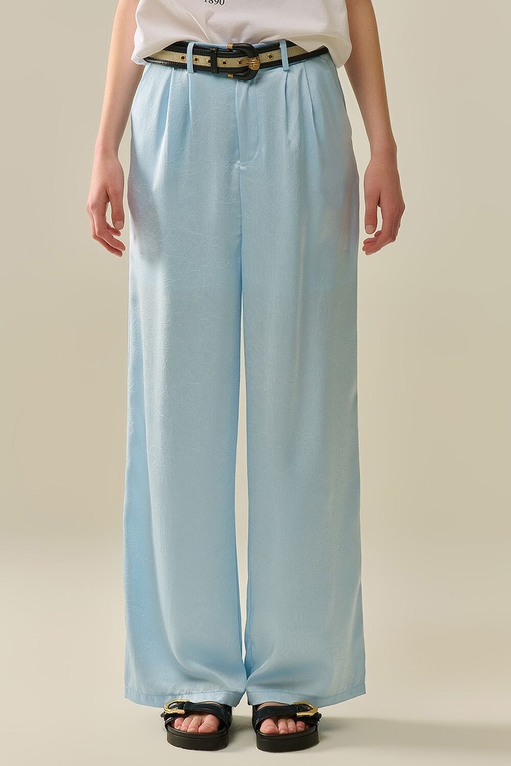 Pantaloni su misura in raso con gamba larga in azzurro