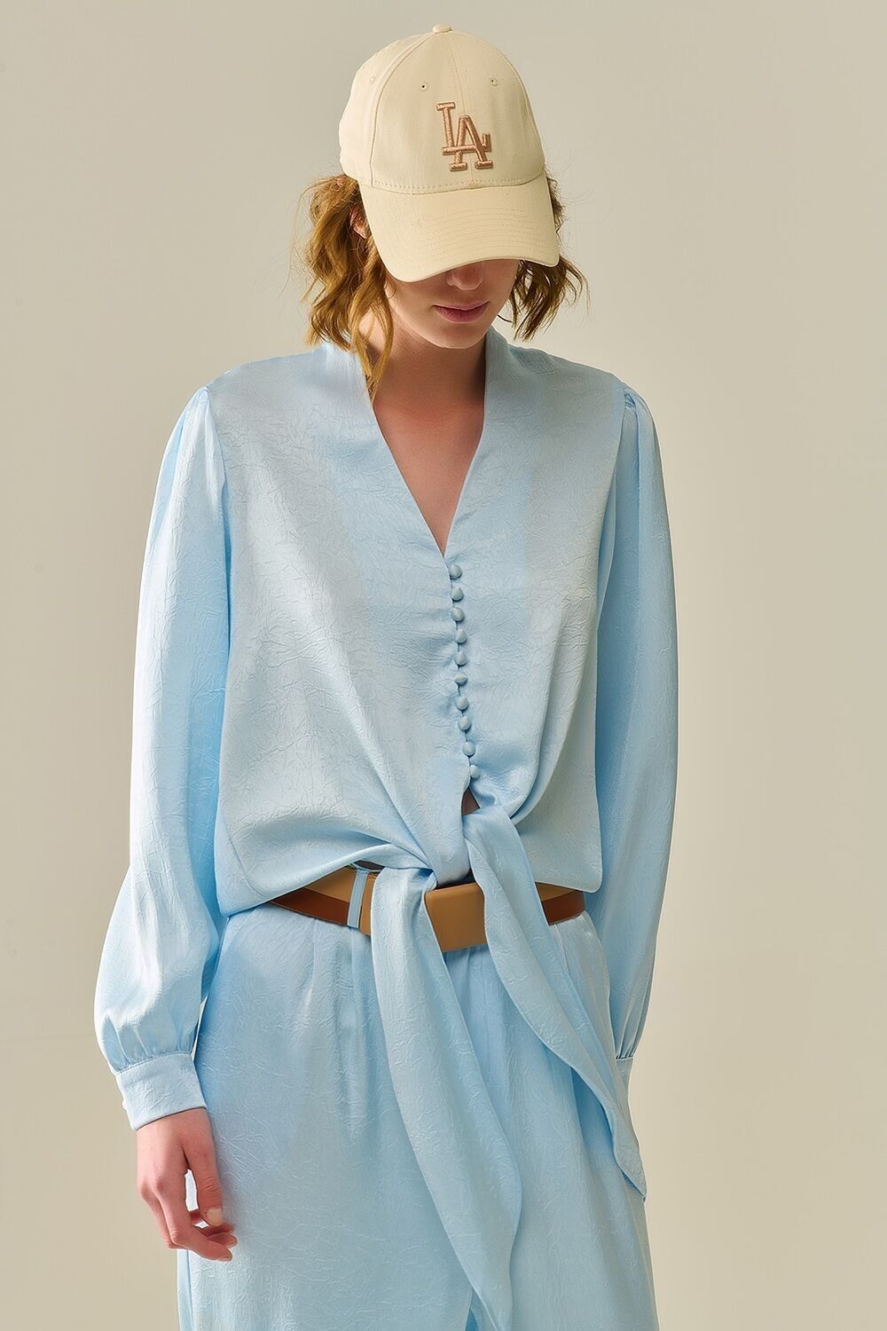 Cropped buttoned Shirt In Blue Featuring knot