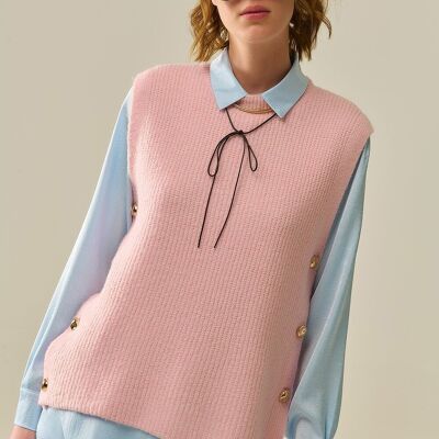 Pull rose sans manches avec boutons dorés