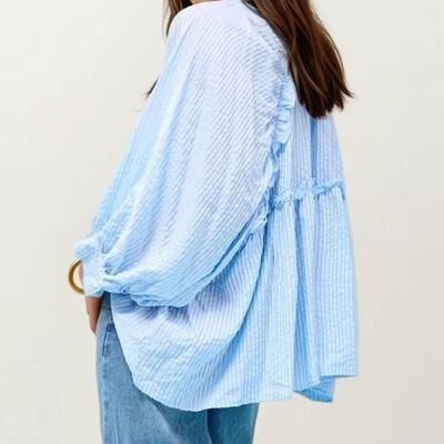 Blusa de rayas con mangas globo en azul bebé