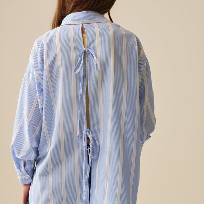 Camisa de rayas azul y blanca de corte relajado con lazo en la espalda