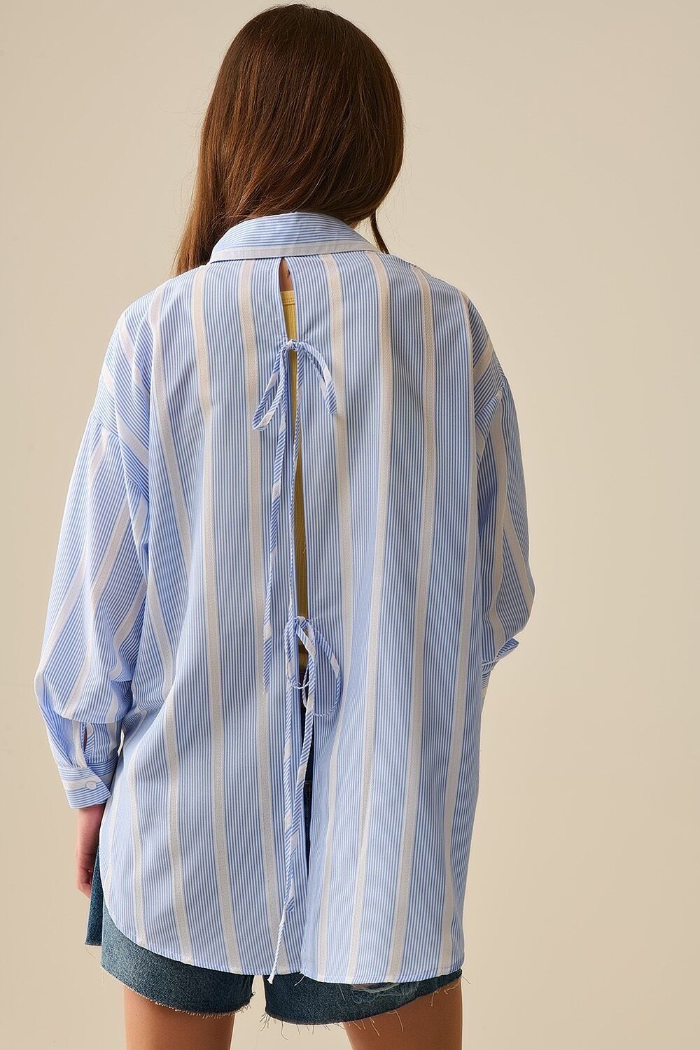 Camicia a righe blu e bianche vestibilità comoda con cravatta sul retro