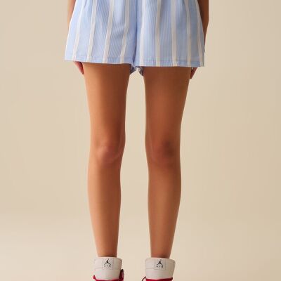 Pantalones cortos azules y blancos con bolsillos laterales