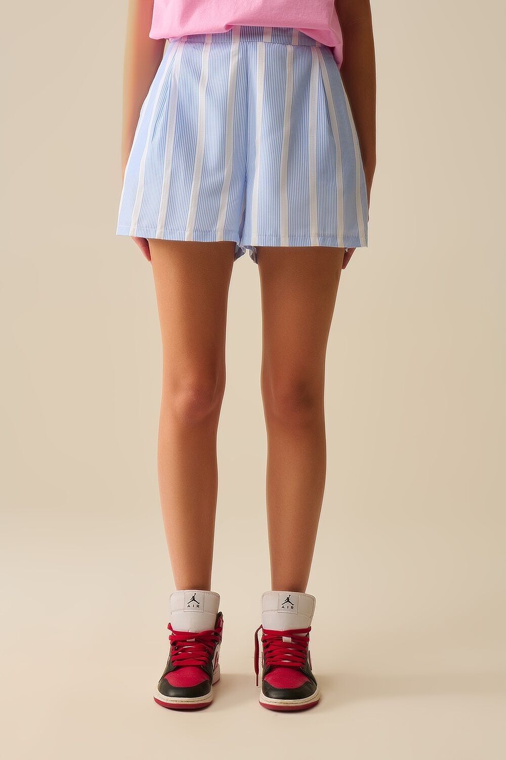 Pantaloncini blu e bianchi con tasche laterali