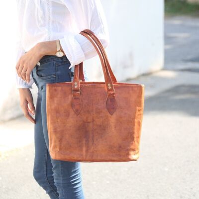 Women's tote handbag in authentic leather with a vintage style, large storage capacity and robust. DJOBA