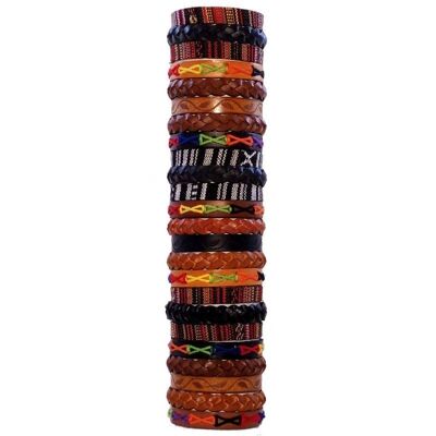 Bracelets faits main en similicuir et textile avec ornements cousus et broderies ethniques, de couleurs marron, rouge et noir.