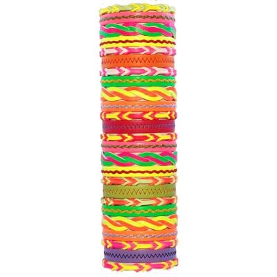 Braccialetti fluorescenti realizzati a mano in similpelle con stampe astratte e cuciture in colori fluorescenti.