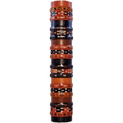 Pulseras marrones y negras fabricadas a mano en polipiel en una gama de colores marrones y negros.