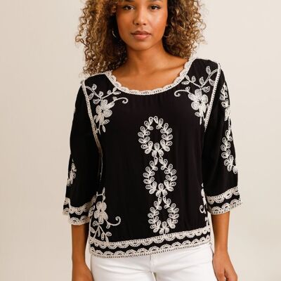 Blusa bordada con mangas 3/4, ribetes de encaje y detalles florales en contraste