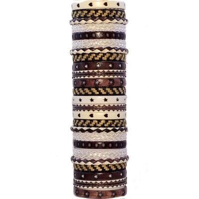 Assortiti braccialetti in similpelle fatti a mano con decorazioni a stelle e cuori nei colori marrone, bianco e nero.