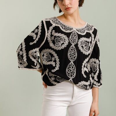 Blusa bordada de manga 3/4: patrones ornamentales y corte holgado