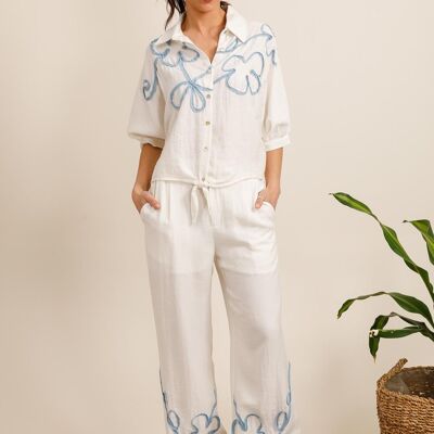 Completo due pezzi ricamato: camicia con bottoni e pantaloni a gamba larga con elastico in vita