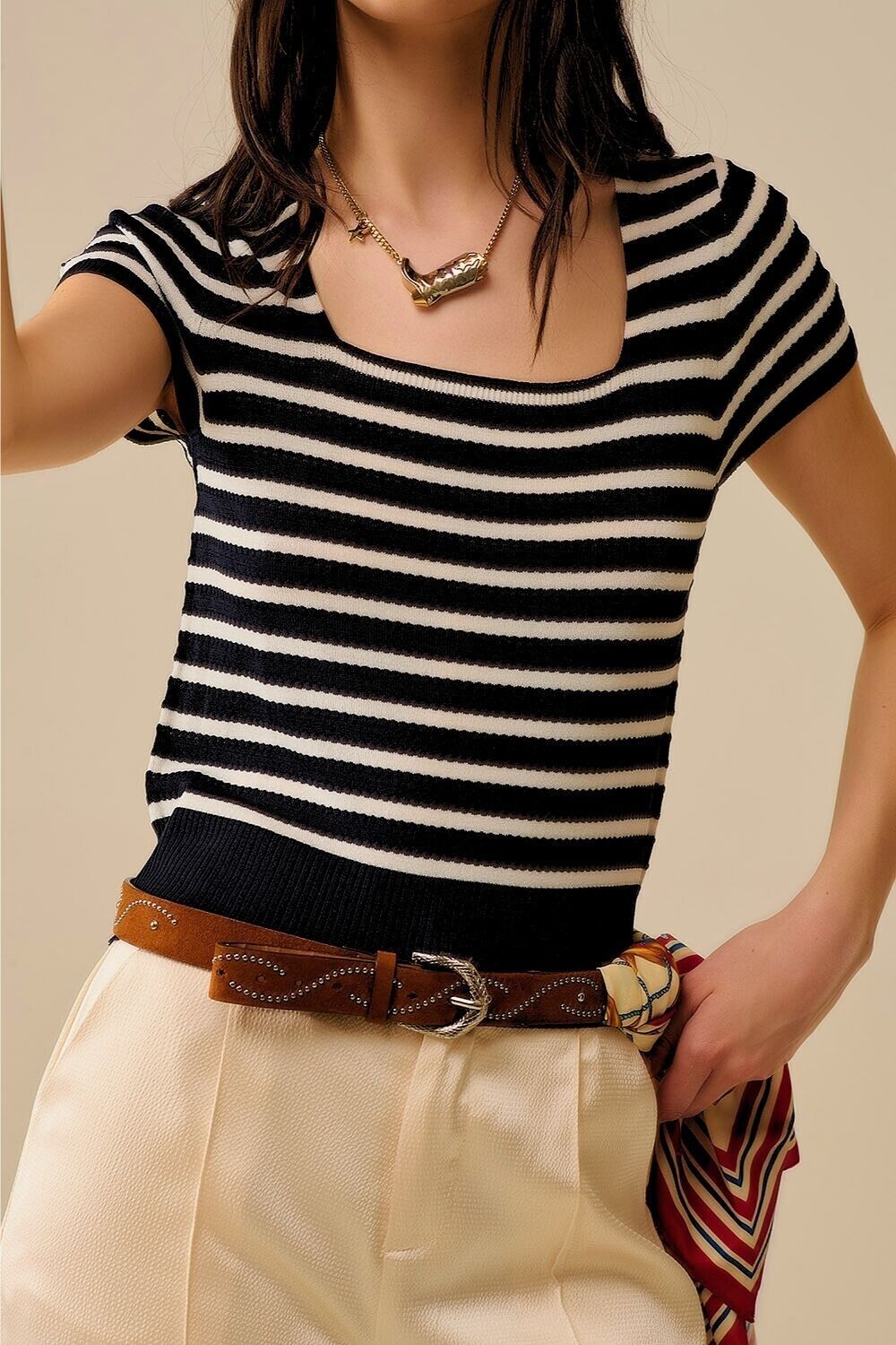 Gestreifter Pullover mit quadratischem Ausschnitt in Weiß und Schwarz