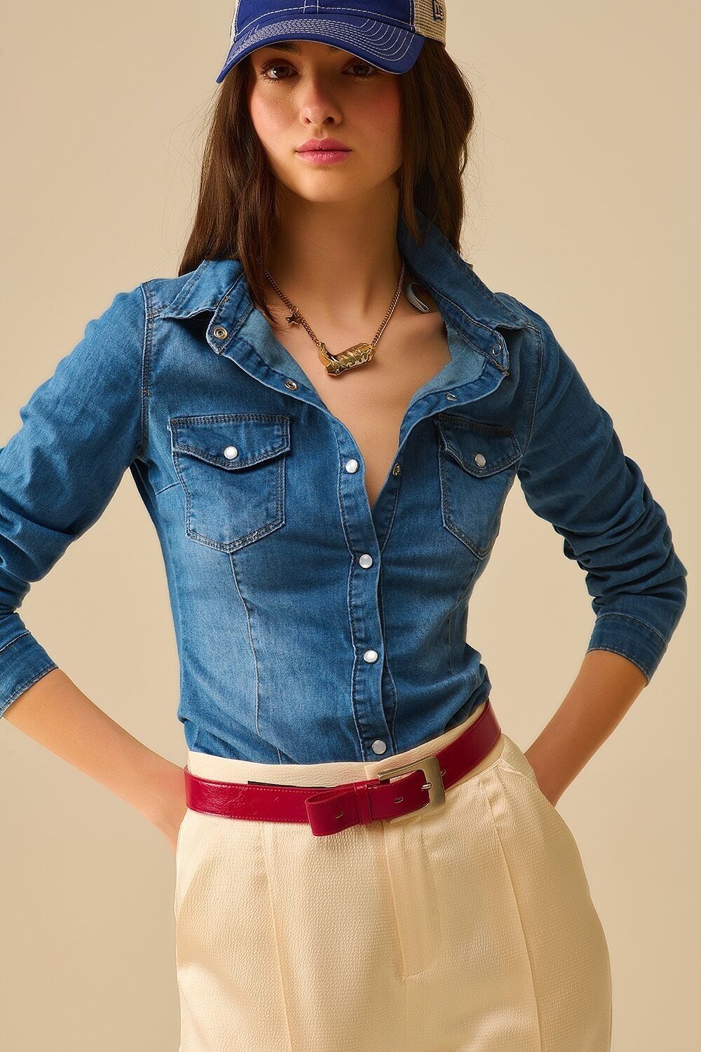 Camicia in denim elasticizzato aderente con tasche sul petto