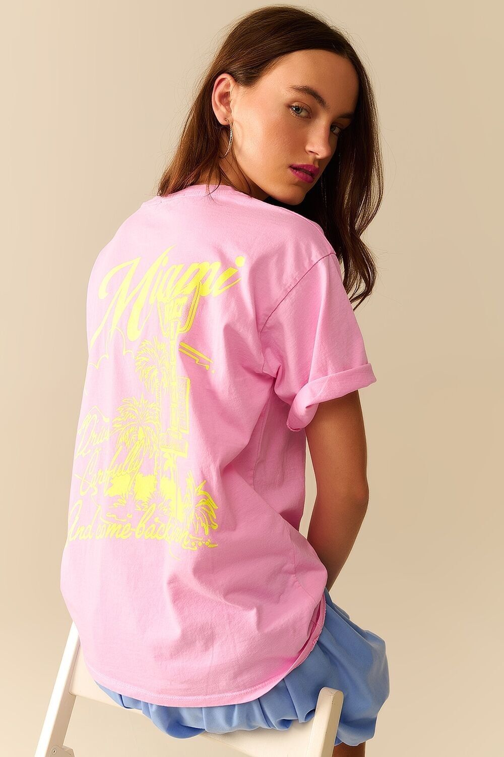 T-shirt rosa con stampa del logo Miami in giallo