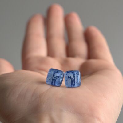 Pendientes botón con gato en color azul claro, 925 plata de ley y vidrio