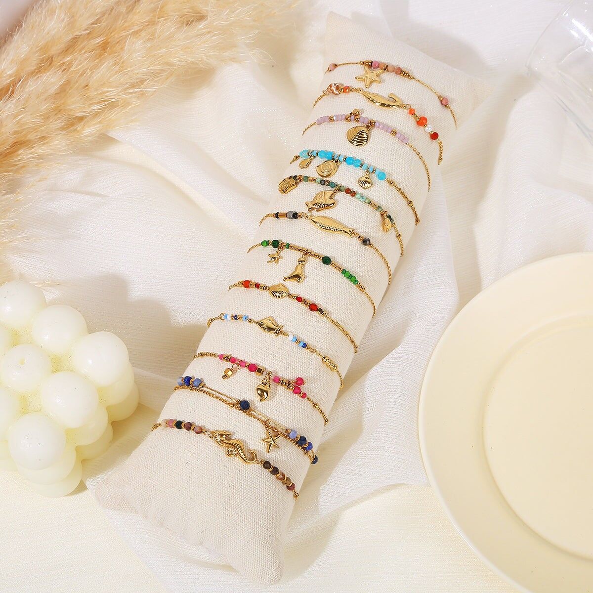 Set di 12 braccialetti colorati a tema spiaggia in oro con pietre su cuscino