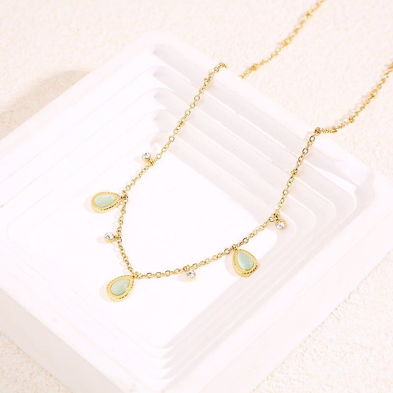 Collana con catena in oro con strass e 3 gocce di occhio di gatto blu