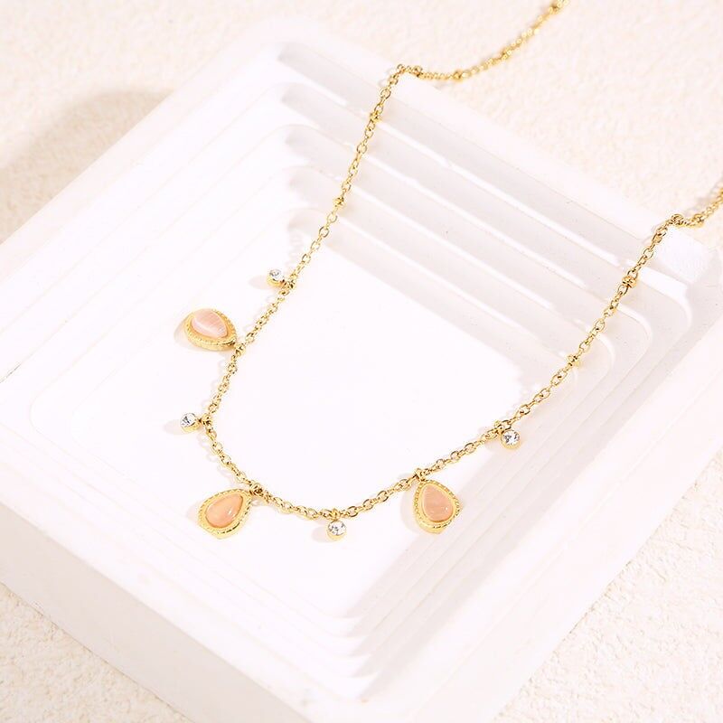 Collana con catena in oro con strass e 3 gocce rosa a forma di occhio di gatto