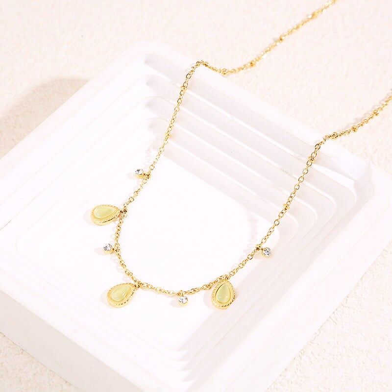 Collana con catena in oro con strass e 3 gocce verdi di occhio di gatto