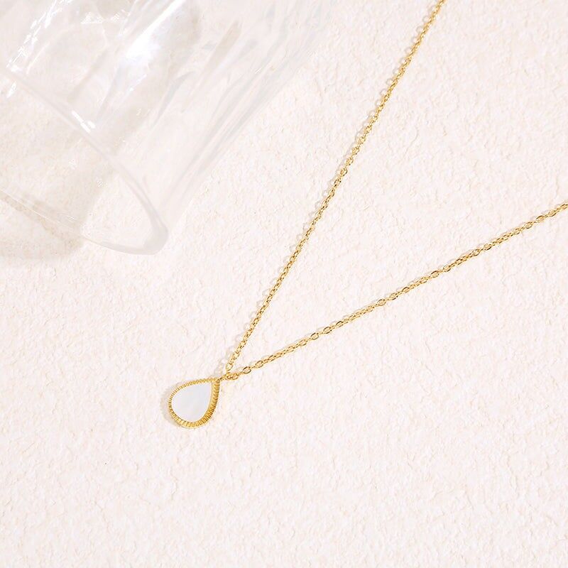 Collana semplice con catena in oro fino e pendente a goccia in madreperla