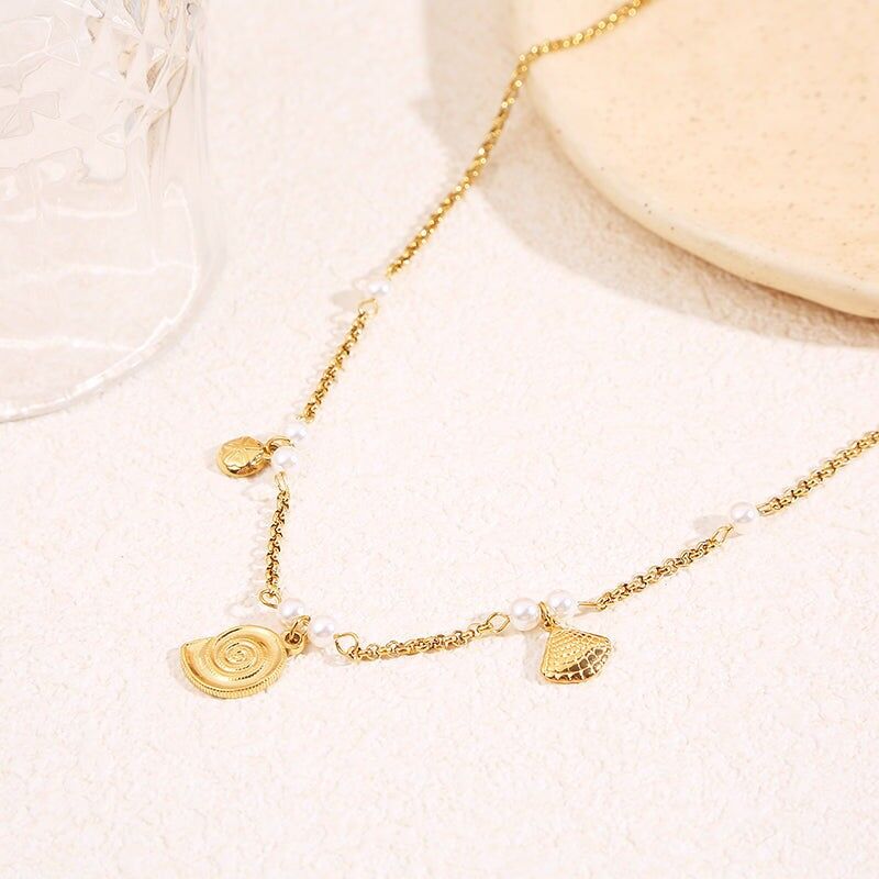 Collana con catena in oro pregiato con perle e 3 conchiglie in oro