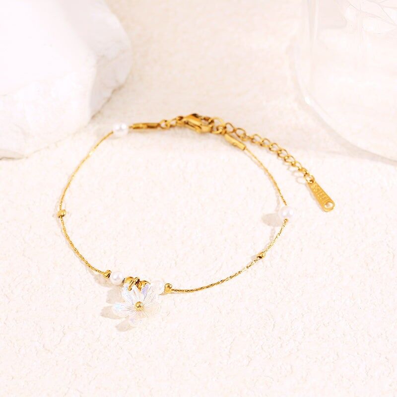 Bracciale a catena in oro con perla e fiore bianco pendente