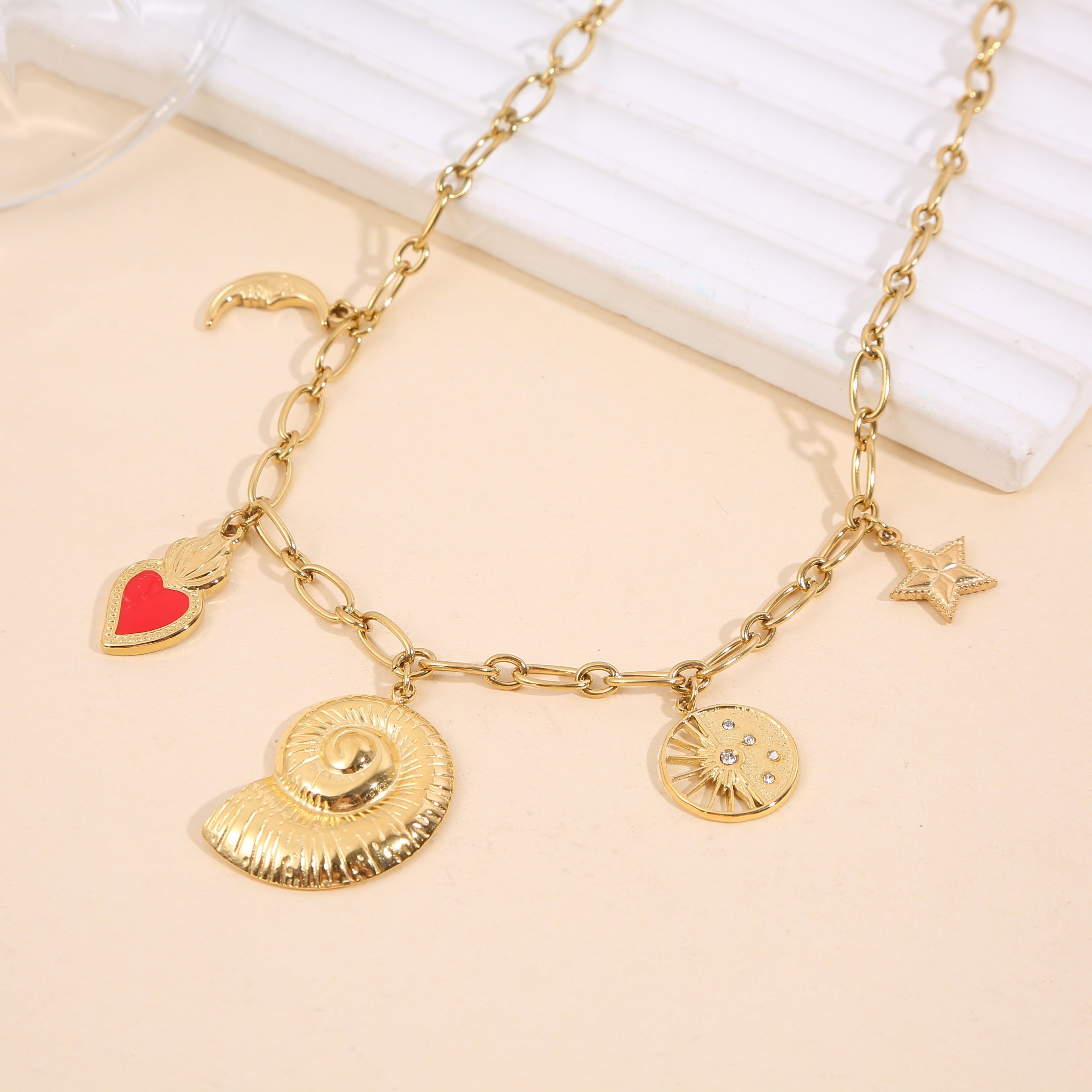 Collana con catena in oro con 5 ciondoli alla moda