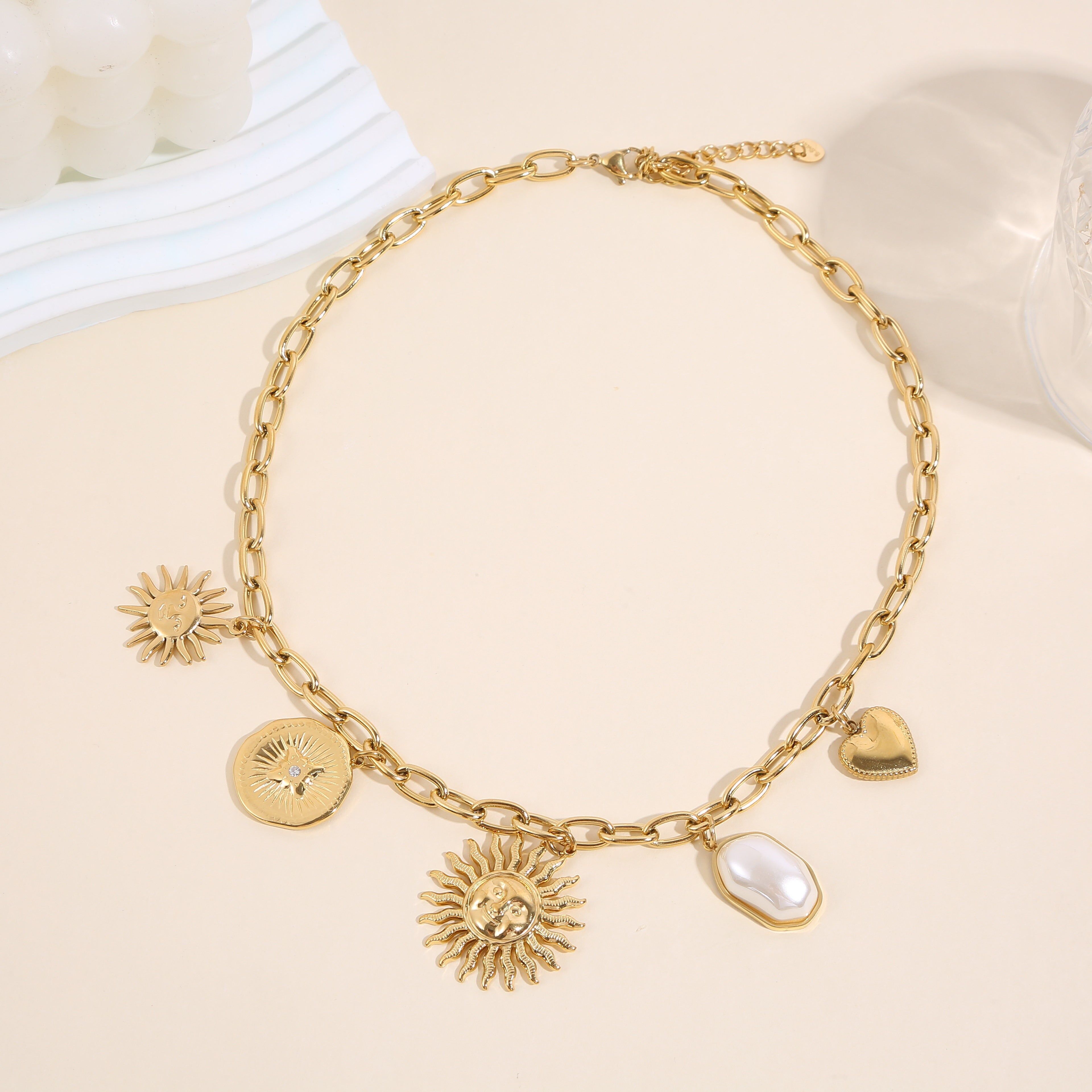 Collana a catena in oro con maglie a forma di sole bianco