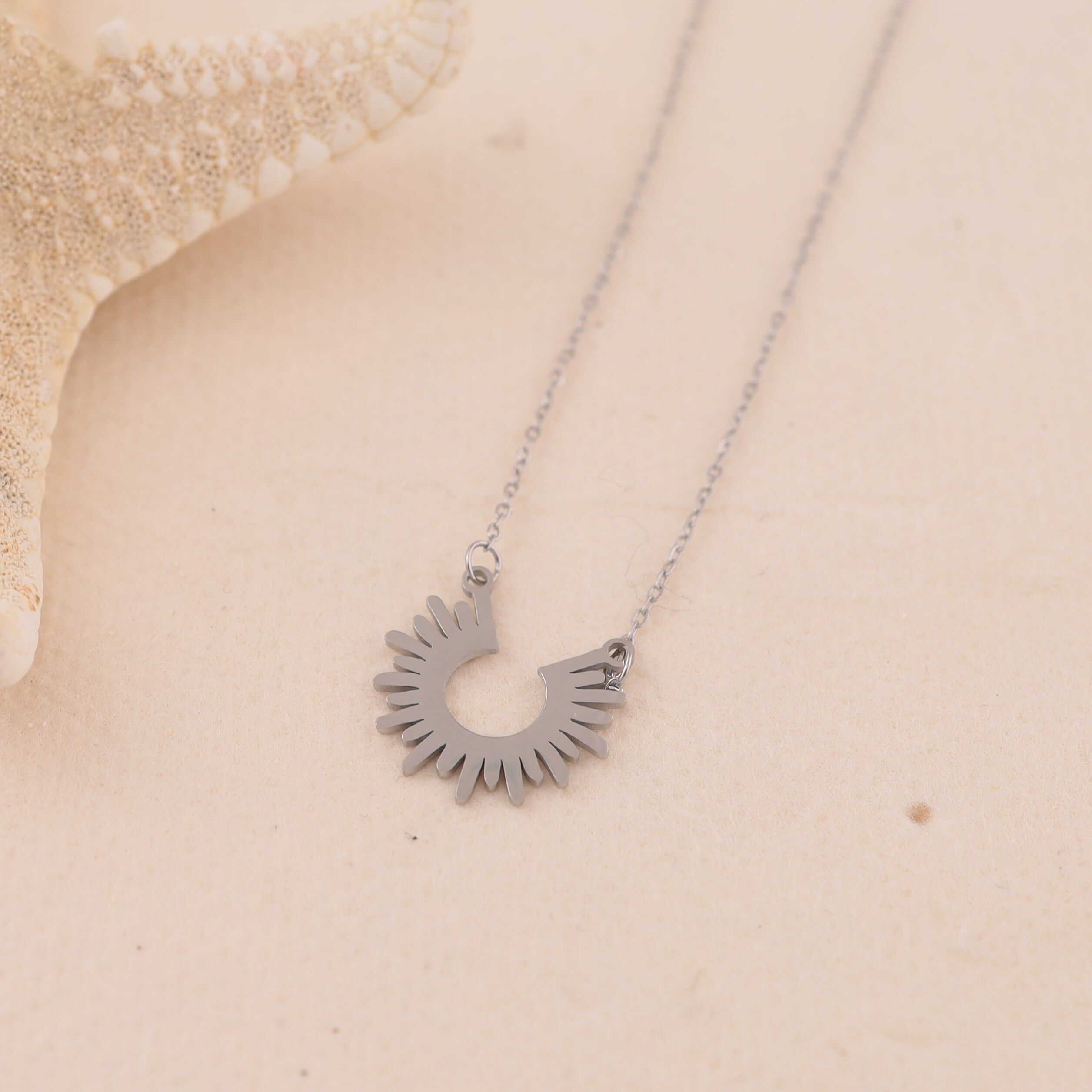 Collana a catena in argento pregiato con mezzo sole