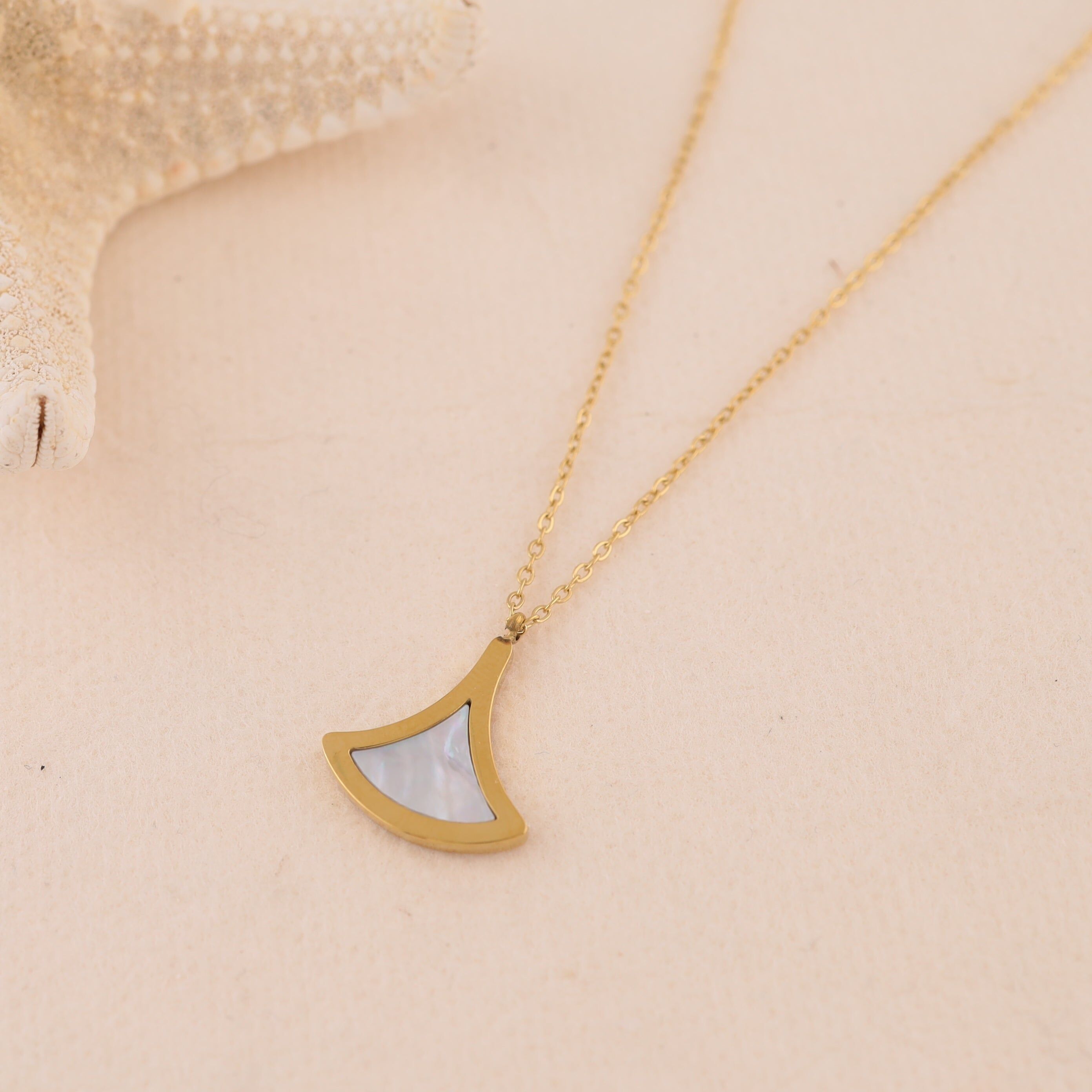 Collier chaîne fine dorée avec pendentif triangle nacre