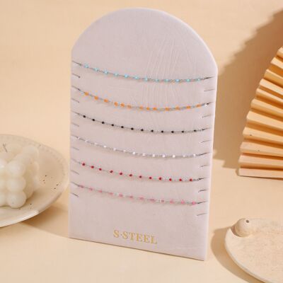 Conjunto de 6 collares esmaltados en color plata en exposición