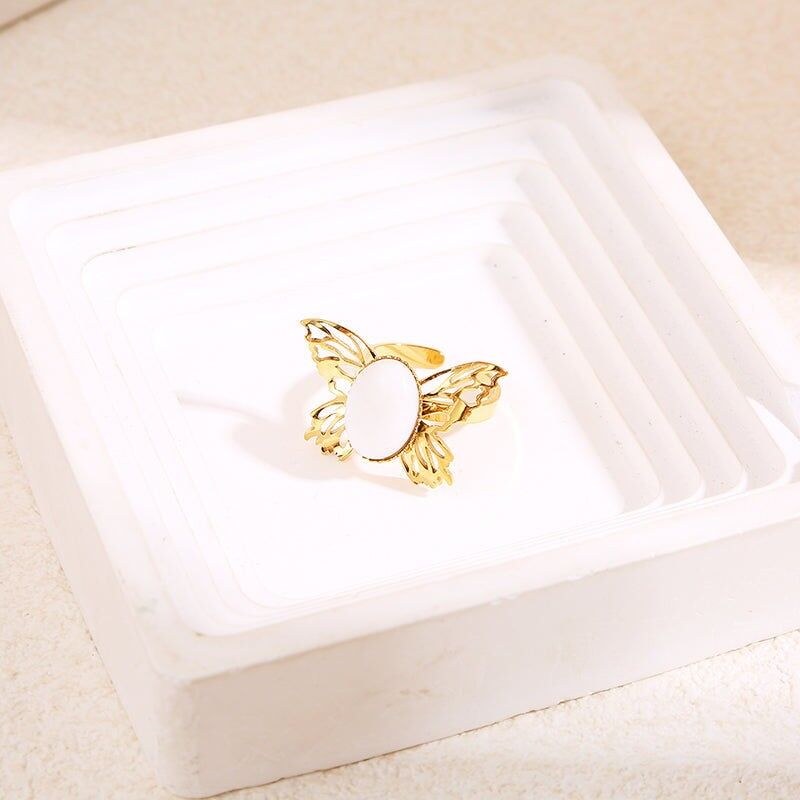 Anello a farfalla in oro con pietra bianca