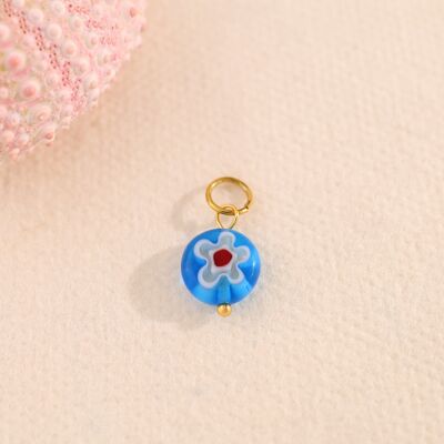 Set di 3 ciondoli a forma di fiore bianco su sfondo blu