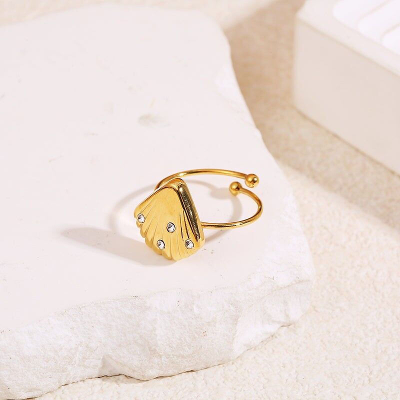 Anello sottile con strass in conchiglia dorata