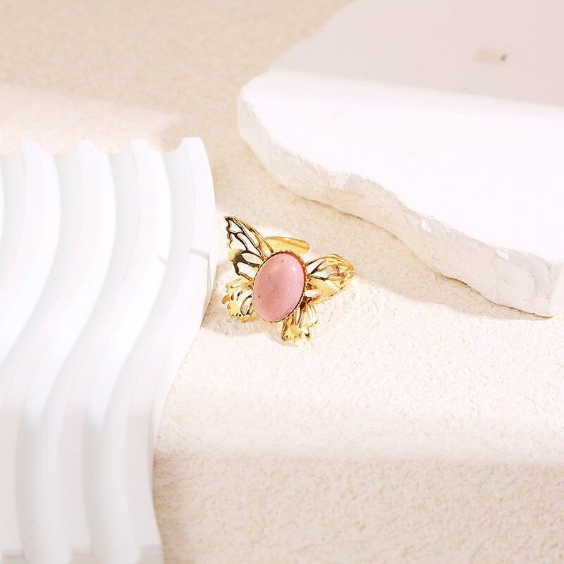 Anello a farfalla dorato con pietra rosa