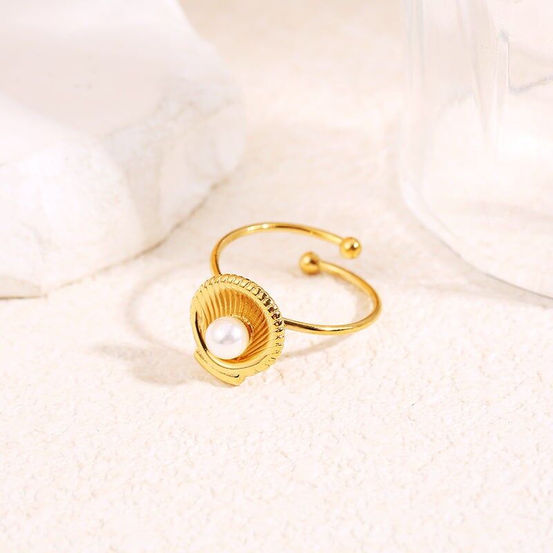 Anello con perla sottile in conchiglia dorata