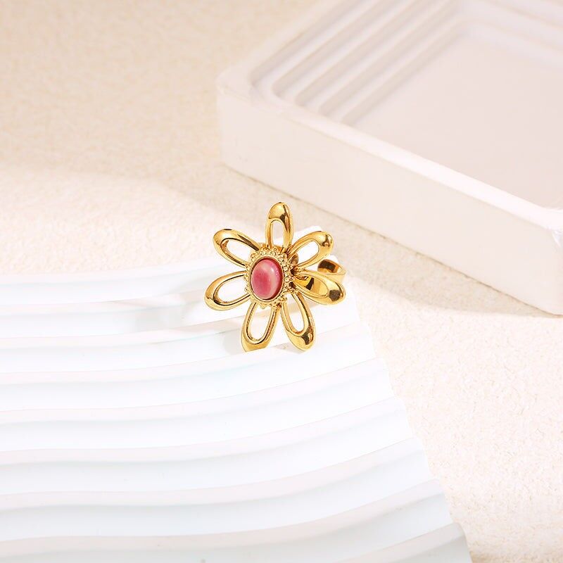 Grande anello a forma di fiore in oro con pietra rosa