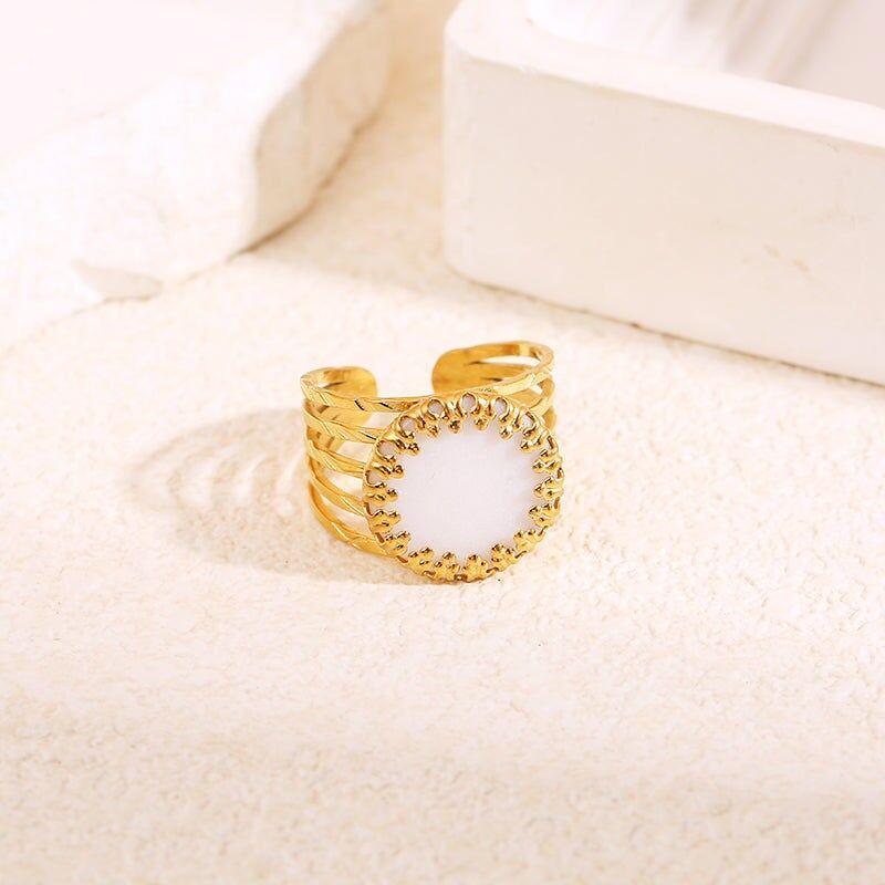 Anello multifilo in oro con artiglio in pietra bianca