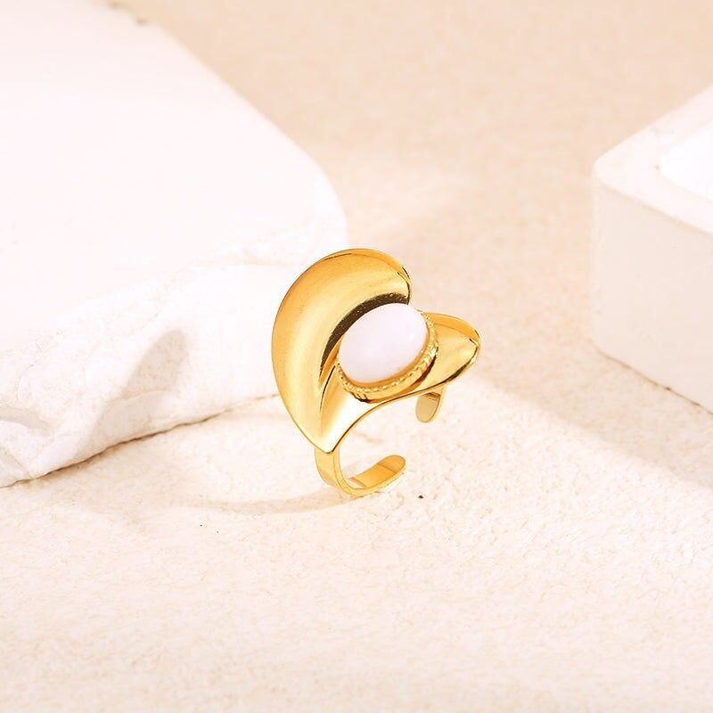 Anello a forma di cuore in oro con pietra bianca su un lato