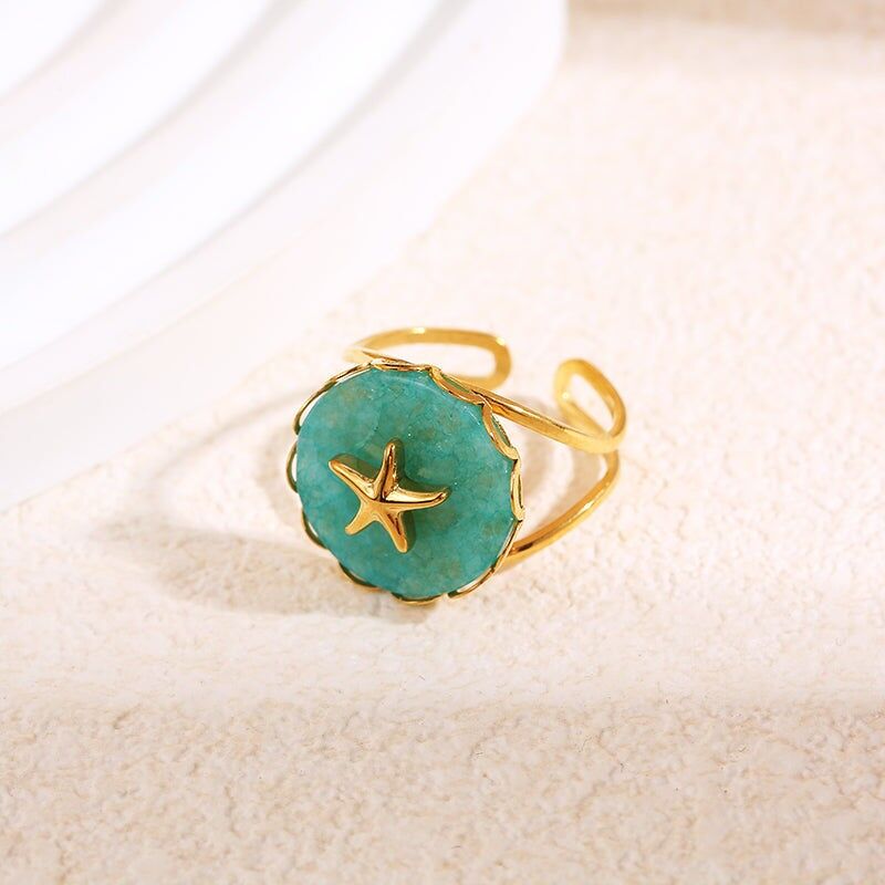 Anello in oro con pietra blu e stella marina
