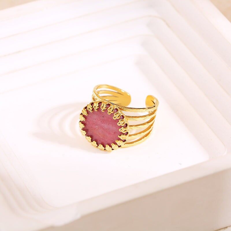 Anello multifilo in oro con artiglio in pietra rosa