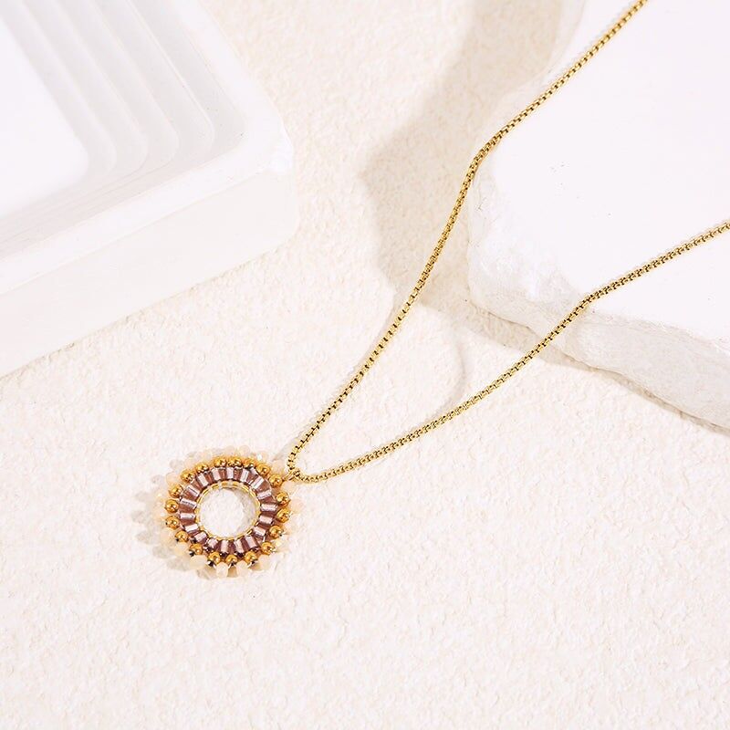 Collana in oro con catena sottile e pendente con perla rotonda