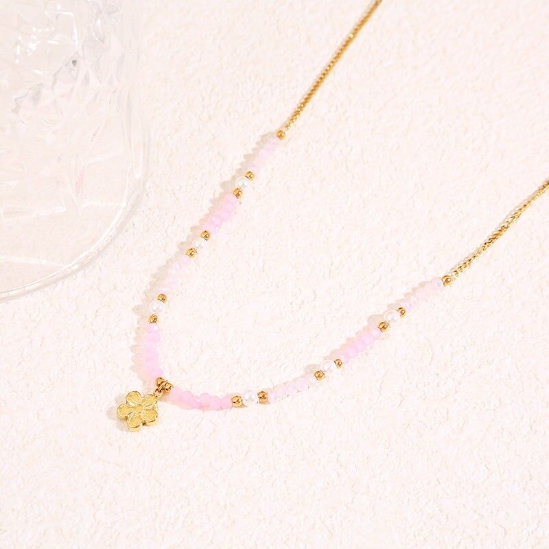 Collana in oro con cristalli rosa e ciondolo a forma di fiore