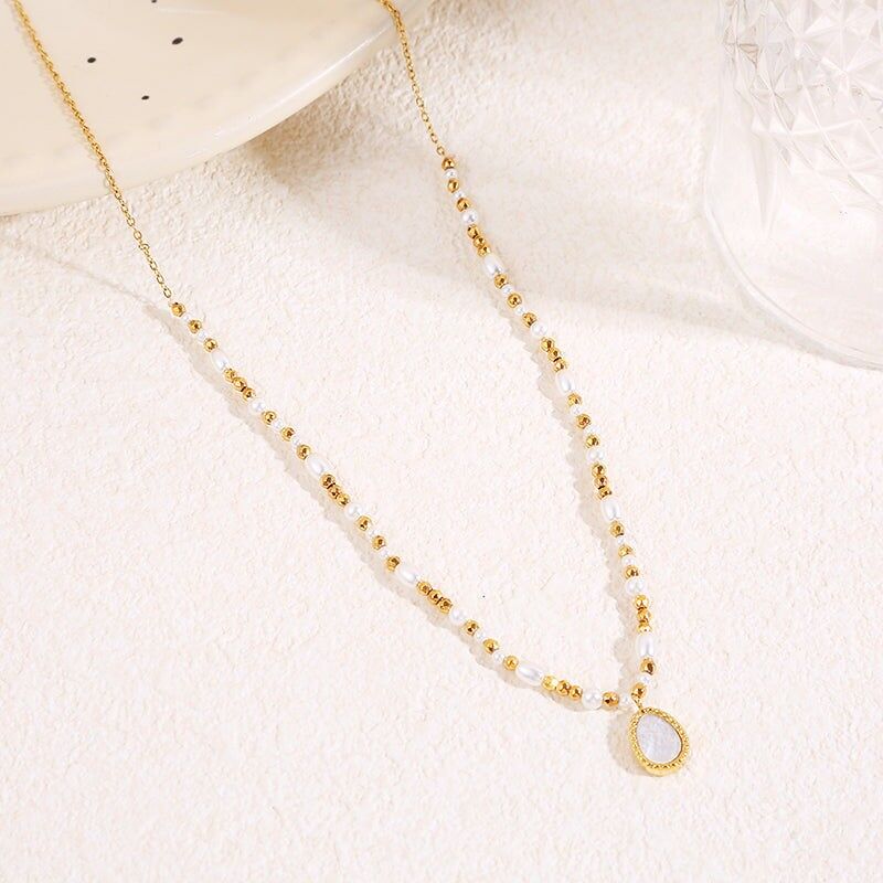 Collana di perle in oro con pendente a goccia in madreperla