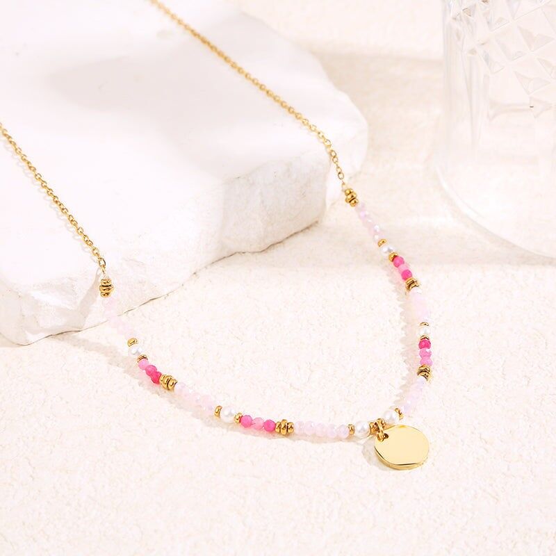 Collana in oro con cristalli rosa e ciondolo a placca rotonda