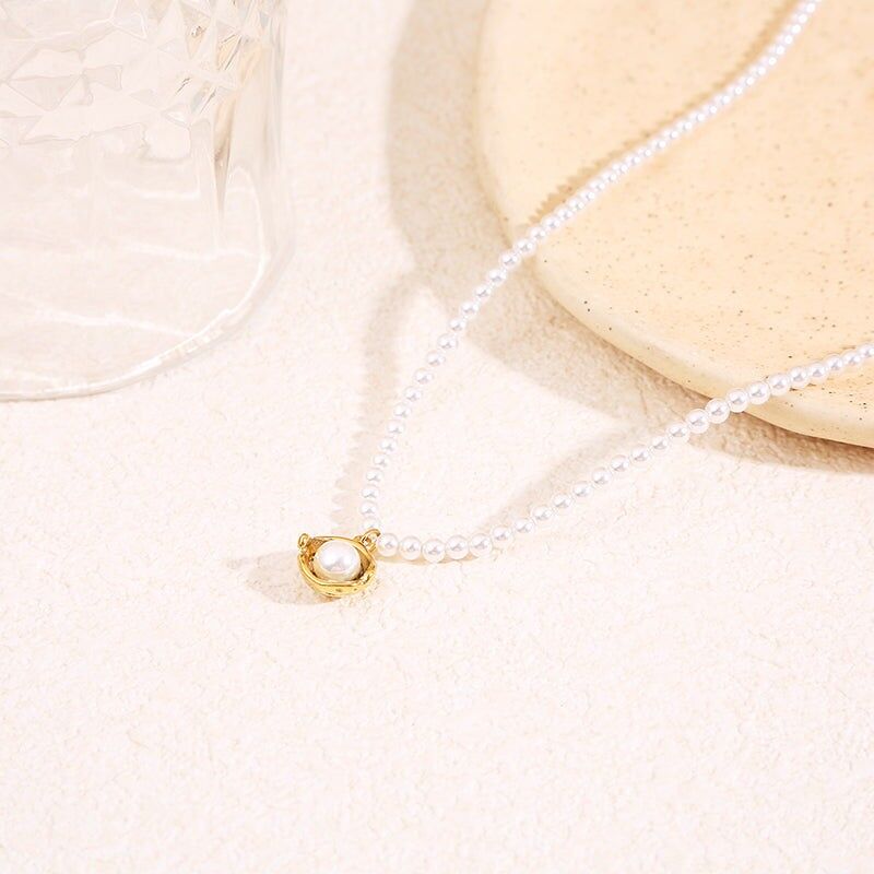 Collana di perle con ciondolo di conchiglia di perla
