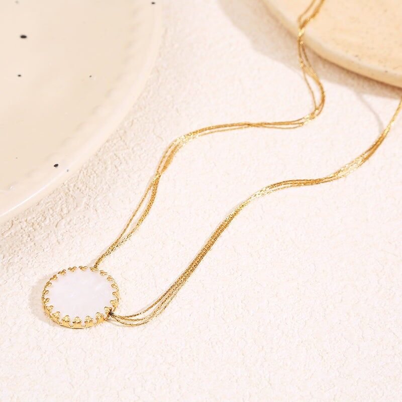 Collana con catena in oro pregiato e cerchio bianco