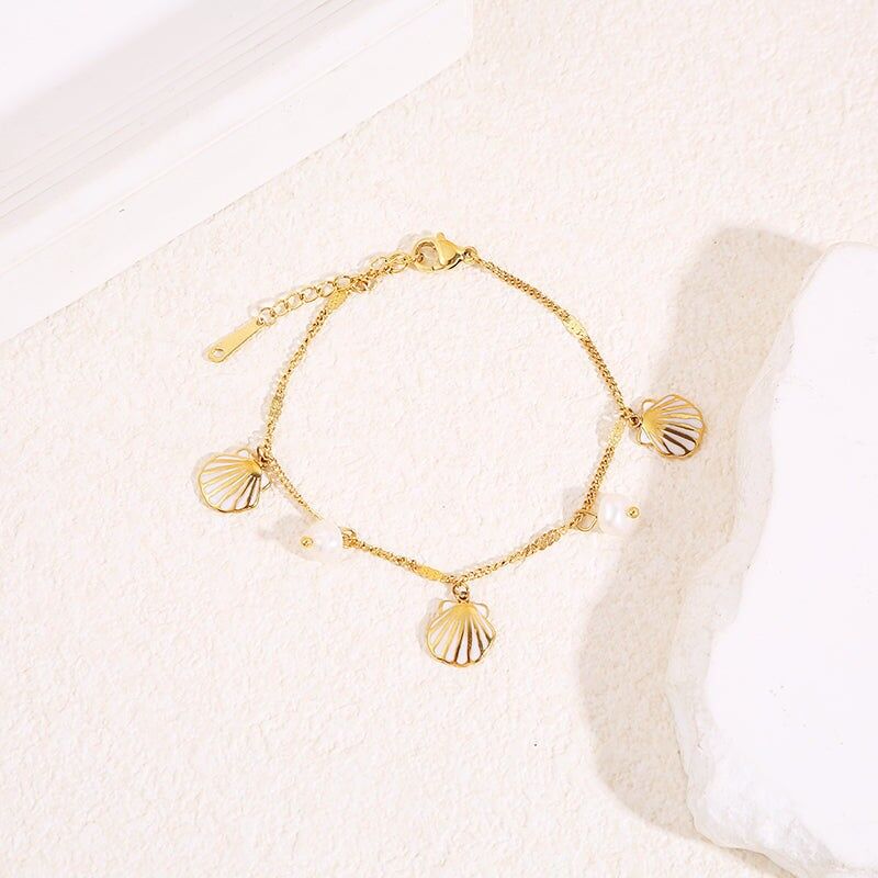 Bracciale a catena in oro fino con ciondoli in conchiglia bianca e perle